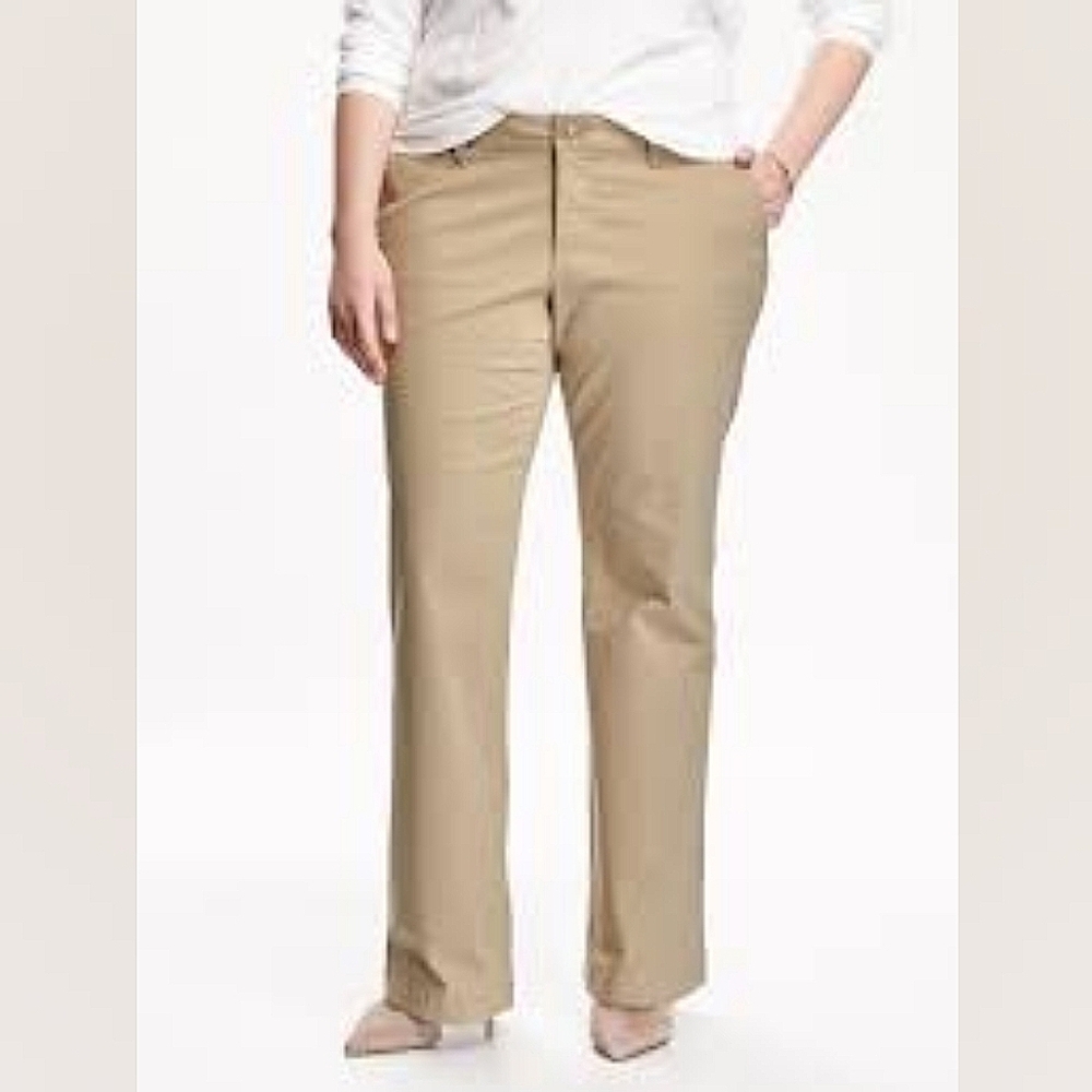 26 Reg • Old Navy • Smooth & Slim Mid-rise Khakis